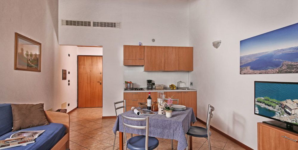 Residence Borgo Dei Limoni - Appartamenti Con Garage Gargnano Eksteriør billede